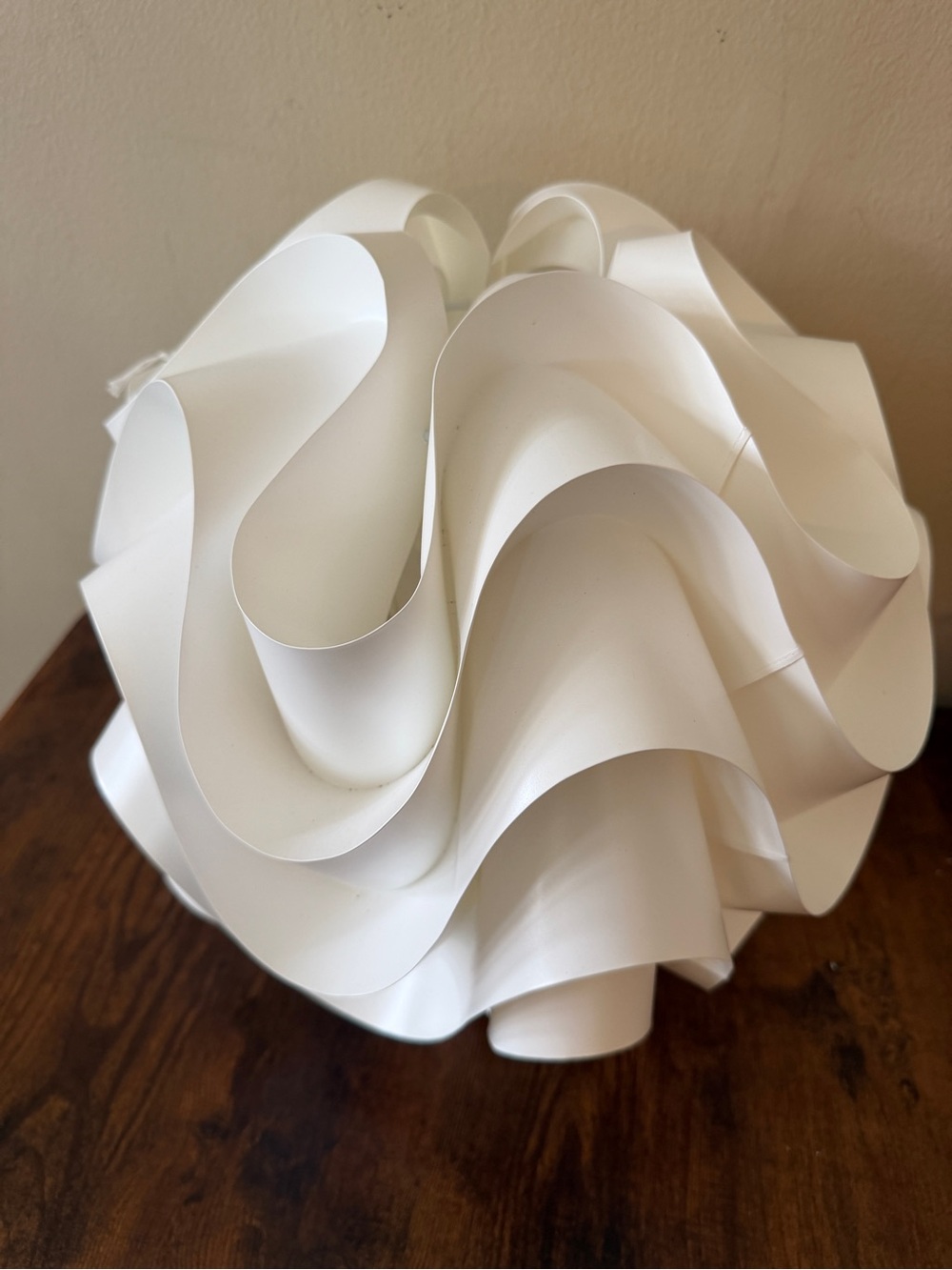 White Sculptural Table Lamp - Modern Wave Design - Picture 3 of 4